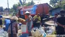 Penyaluran air bersih di wilayah Grobogan, Jawa Tengah.