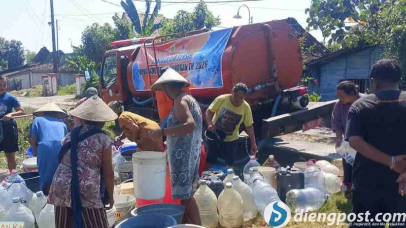 Penyaluran air bersih di wilayah Grobogan, Jawa Tengah.